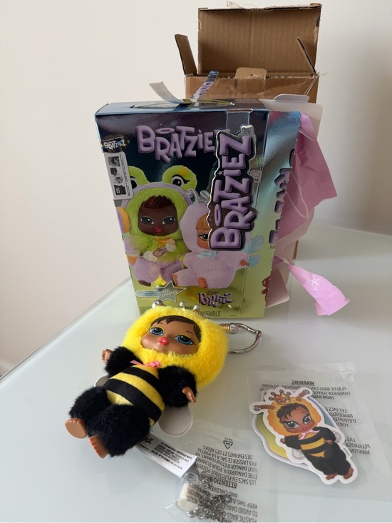 Bratz Accessories - Bratz Bratziez Bee Queen B Nevra bag charm Keychain blind box plush doll